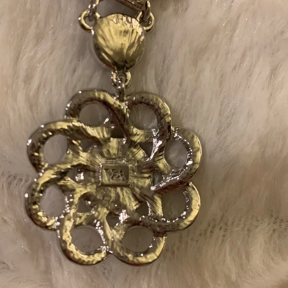 V&A Hematite Necklace.Stunning.Black velvet - Picture 7 of 7